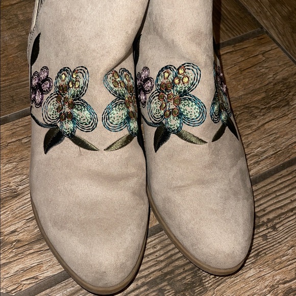 Embroidered Floral Ankle Boots 9 1/2 - Picture 2 of 9